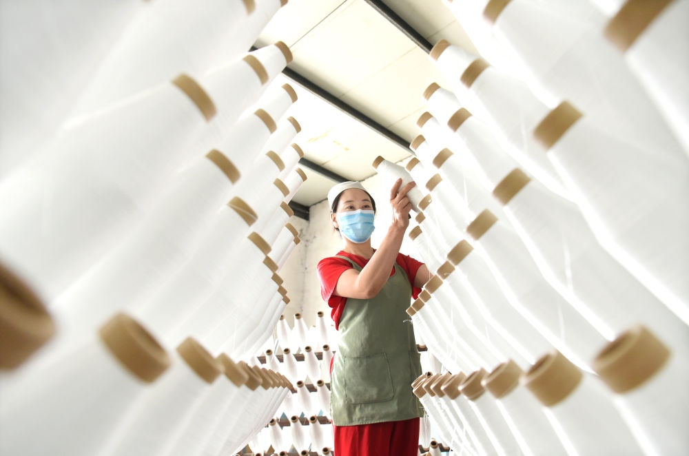 2024年5月1日，工人在山東省淄博市沂源縣悅莊工業(yè)園一玻纖企業(yè)整理加工的產(chǎn)品。新華社發(fā)（趙東山攝）