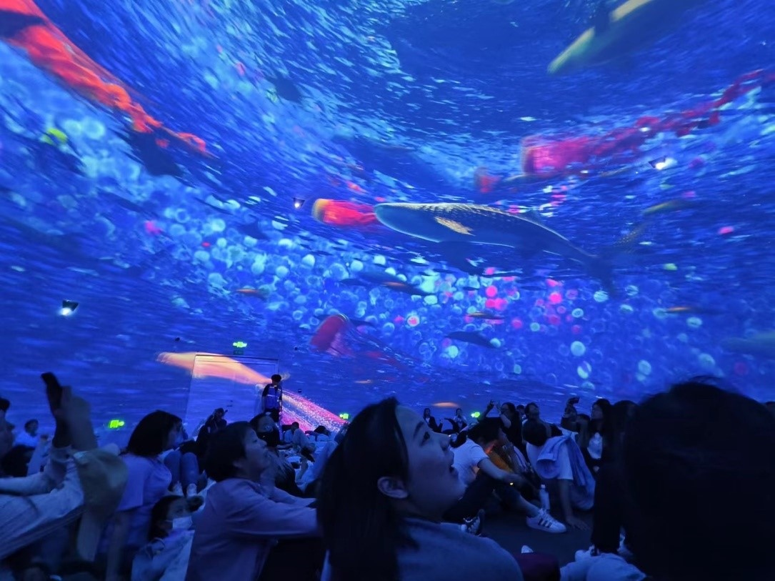“五一”期間，游客在天津極地海洋公園科技館體驗(yàn)?zāi)ХêＱ?。人民網(wǎng)記者 喬業(yè)瓊攝