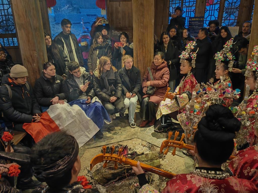 法國(guó)青年在榕江體驗(yàn)民俗文化。新華社記者 羅羽 攝