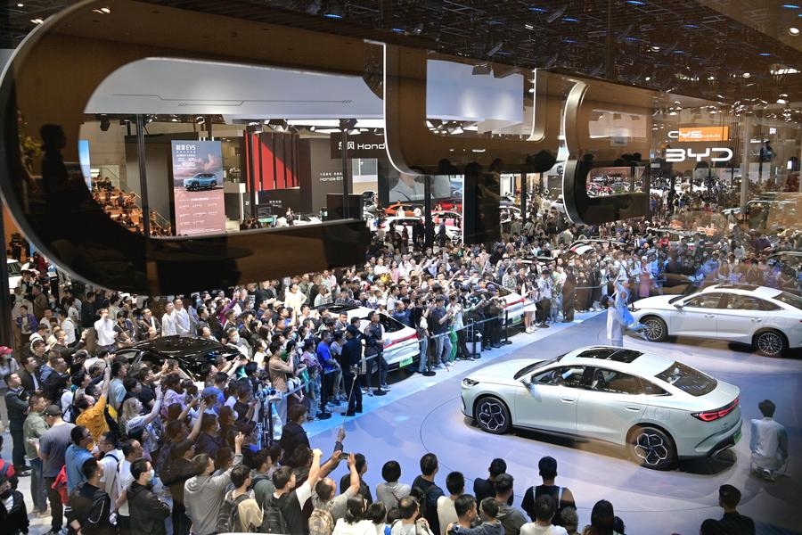 5月4日，參觀者在2024北京車(chē)展比亞迪品牌展臺(tái)參觀。新華社記者 尹棟遜 攝