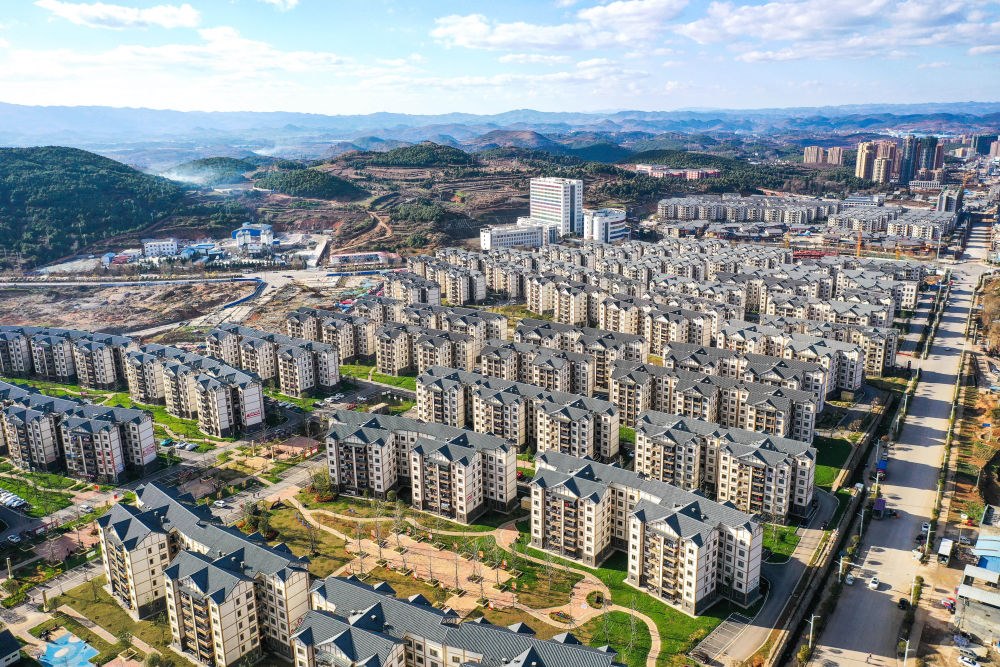 貴州省威寧縣五里崗街道朝陽新城易地扶貧搬遷安置小區(qū)（2021年11月28日攝，無人機照片）。新華社記者 楊文斌 攝