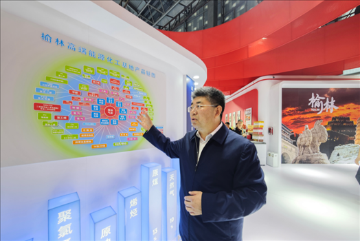 榆林市發(fā)展改革委黨組書記、主任崔淵推介當?shù)仄放?。人民網(wǎng)記者 許維娜攝