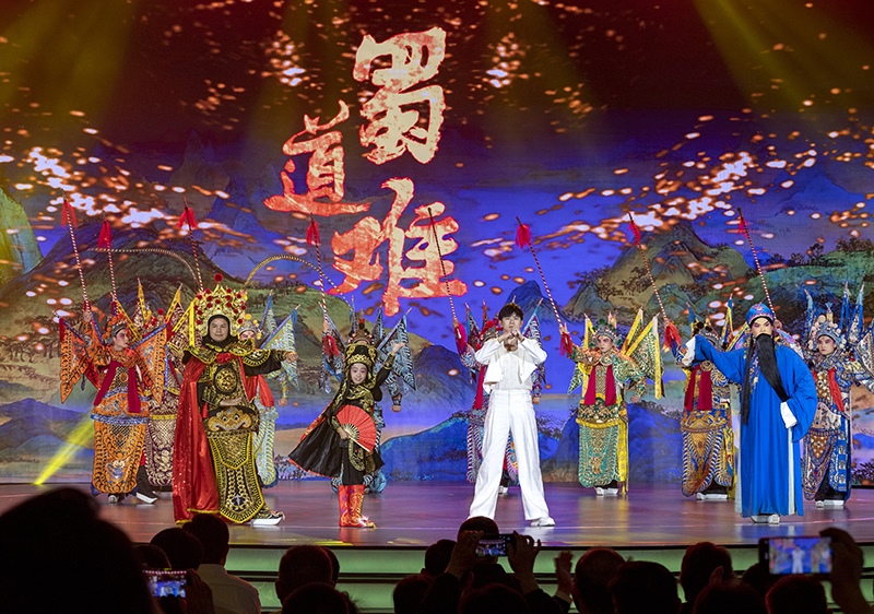 2023年10月13日，成都，“把青春華章寫在祖國大地上”大思政課網(wǎng)絡(luò)主題宣傳和互動引導(dǎo)活動在四川大學(xué)舉行。