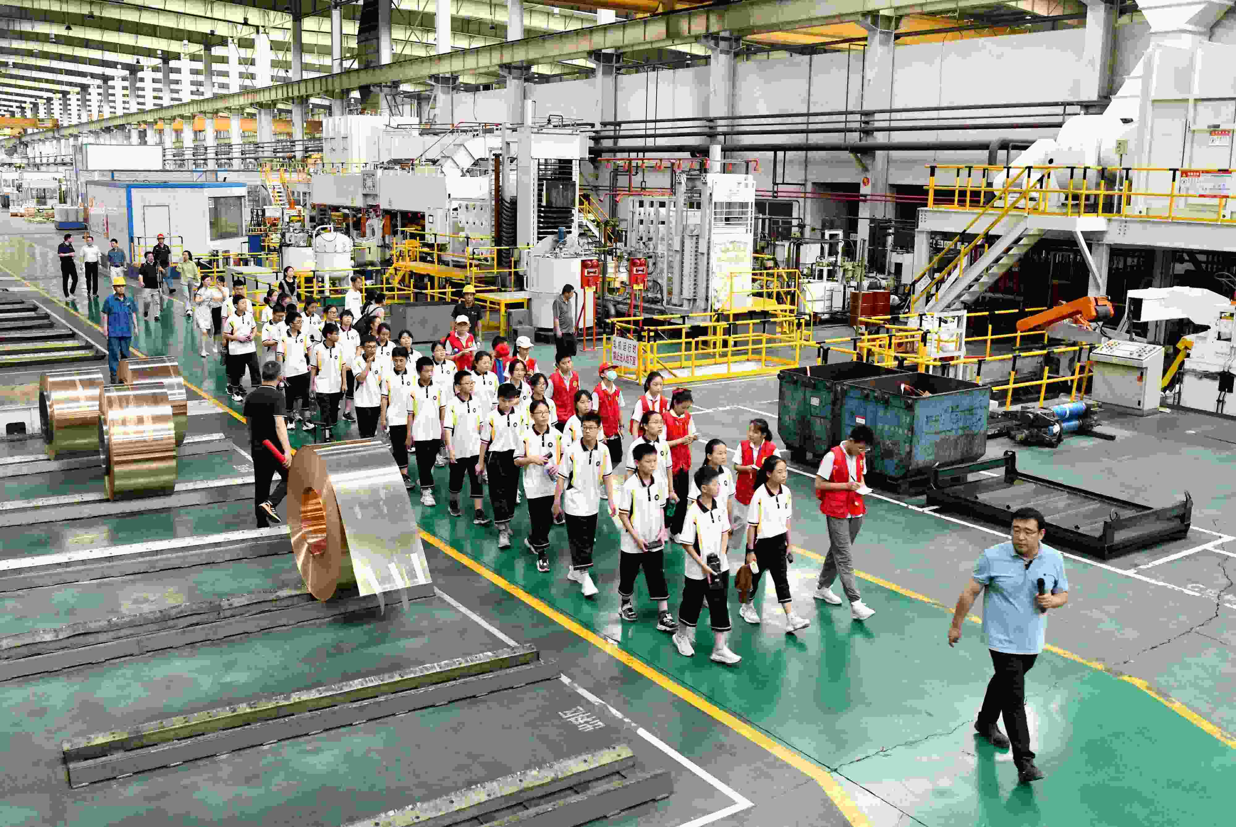 2023年6月9日，在安徽省銅陵一家公司的銅板帶制造車間，銅陵市第七中學(xué)學(xué)生在上“行走的思政課”。