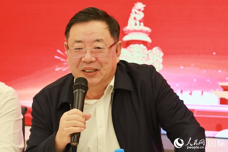 山東省泰安市委書(shū)記、市人大常委會(huì)主任楊洪濤在座談會(huì)上致辭。人民網(wǎng)記者 陳海琪攝