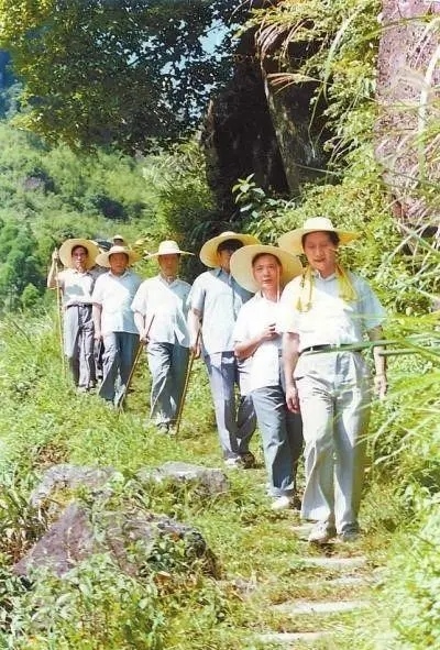 1989年7月，習(xí)近平在壽寧縣山村。
