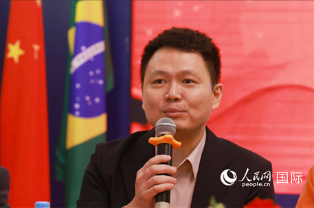 中國駐里約熱內(nèi)盧總領(lǐng)館副總領(lǐng)事王尉育在座談會上致辭。人民網(wǎng)記者 陳海琪攝