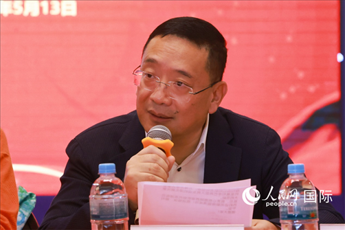 巴西文協(xié)主席上官建峰在座談會上致辭。人民網(wǎng)記者 陳海琪攝