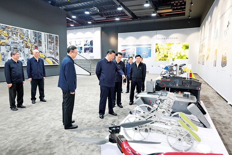 2024年4月22日至24日，中共中央總書記、國家主席、中央軍委主席習近平在重慶考察。這是22日下午，習近平參觀重慶科技創(chuàng)新和產業(yè)發(fā)展成果展示。 新華社記者 王曄/攝