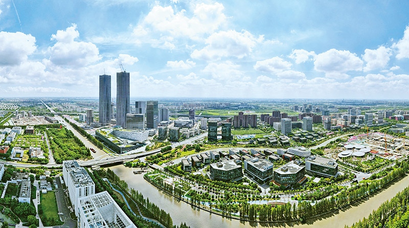 建立全國(guó)第一個(gè)國(guó)際貿(mào)易“單一窗口”，開(kāi)設(shè)全國(guó)第一批自由貿(mào)易賬戶，設(shè)立全國(guó)第一家外商獨(dú)資醫(yī)院、第一家外商獨(dú)資公募基金公司、第一家外商獨(dú)資汽車(chē)制造企業(yè)……中國(guó)（上海）自由貿(mào)易試驗(yàn)區(qū)掛牌以來(lái)，誕生了若干個(gè)“全國(guó)第一”，在制造業(yè)、金融業(yè)等數(shù)十個(gè)開(kāi)放領(lǐng)域，實(shí)現(xiàn)一批全國(guó)首創(chuàng)項(xiàng)目落地。圖為上海自貿(mào)區(qū)張江片區(qū)（2023年9月10日攝，無(wú)人機(jī)照片）。 新華社記者 方喆/攝
