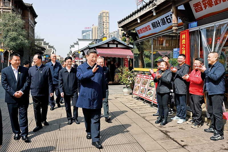 2024年3月18日至21日，中共中央總書記、國家主席、中央軍委主席習近平在湖南考察。這是19日上午，習近平在常德河街考察時，同店主和游客親切交流。 新華社記者 王曄/攝