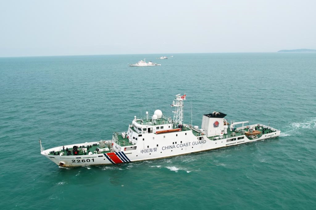 圖為5月14日海警艦艇編隊(duì)在巡航管控。（中國(guó)海警局南海分局供圖）