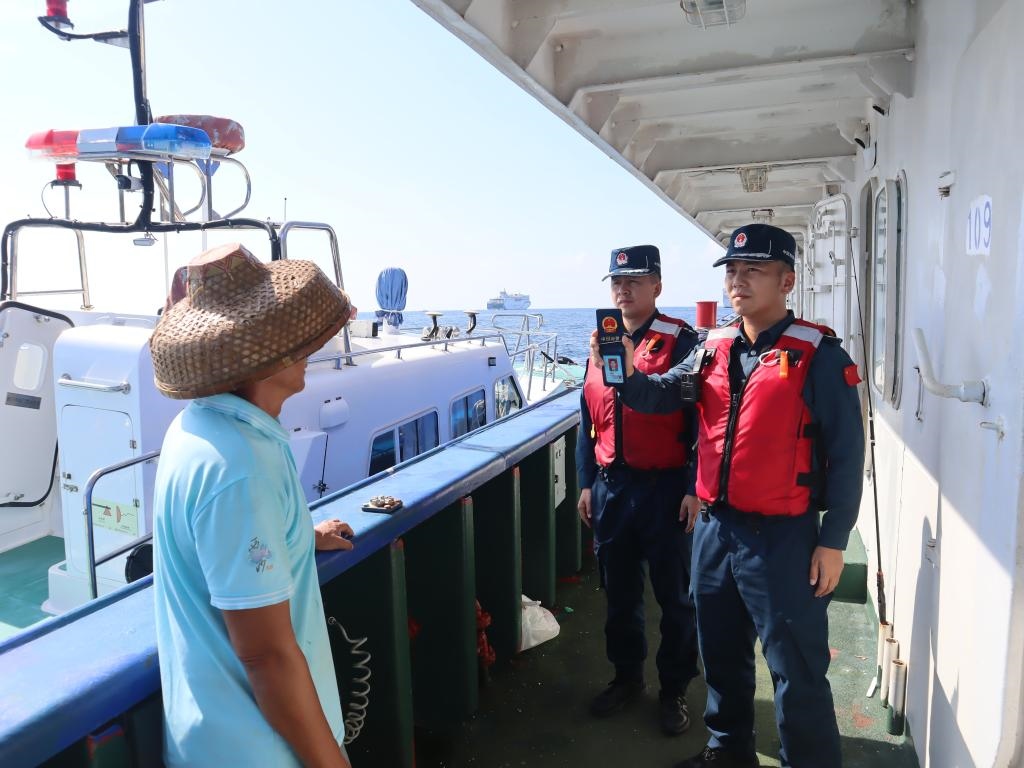 圖為5月12日海警執(zhí)法員登臨檢查漁船。（中國(guó)海警局南海分局供圖）