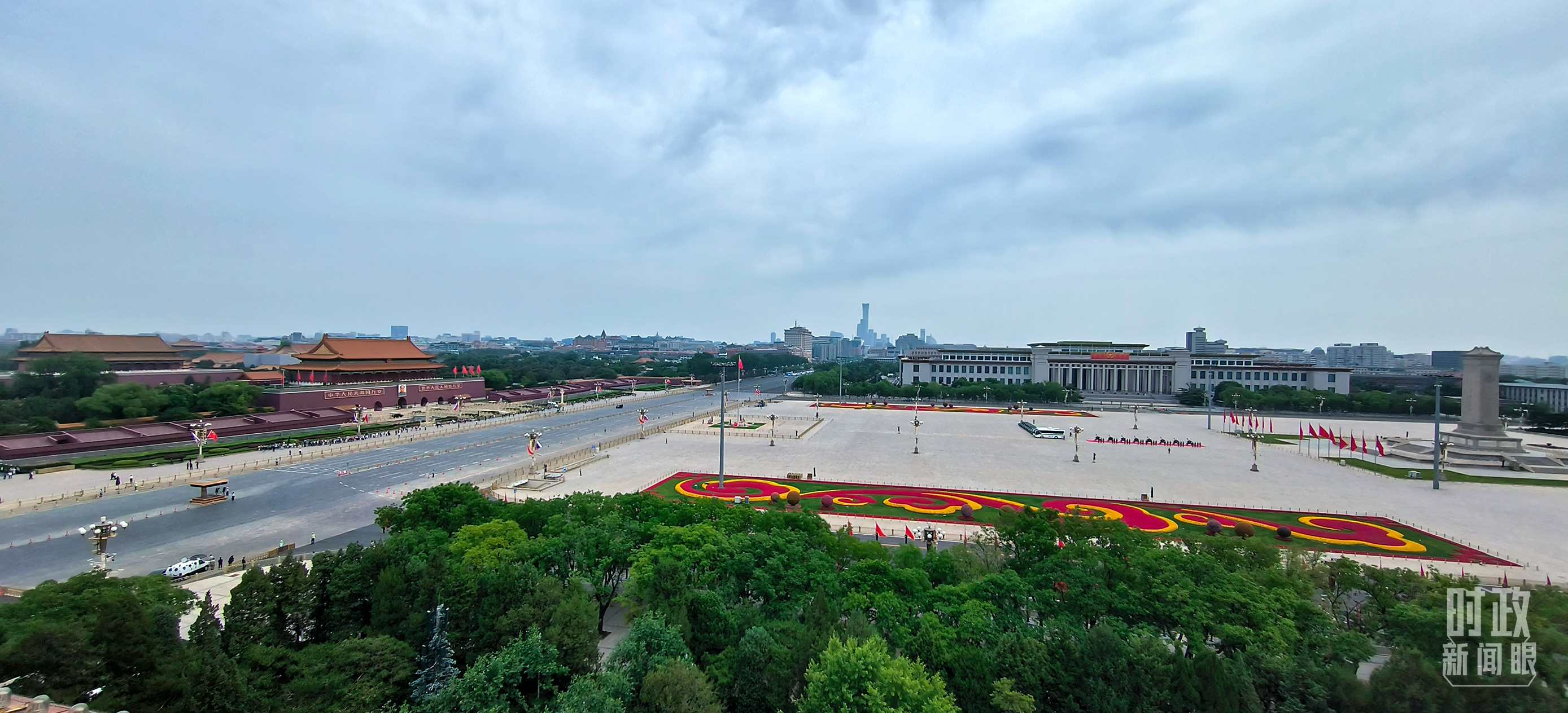 △北京長(zhǎng)安街兩側(cè)懸掛中俄兩國(guó)國(guó)旗。（總臺(tái)央視記者范凱拍攝）