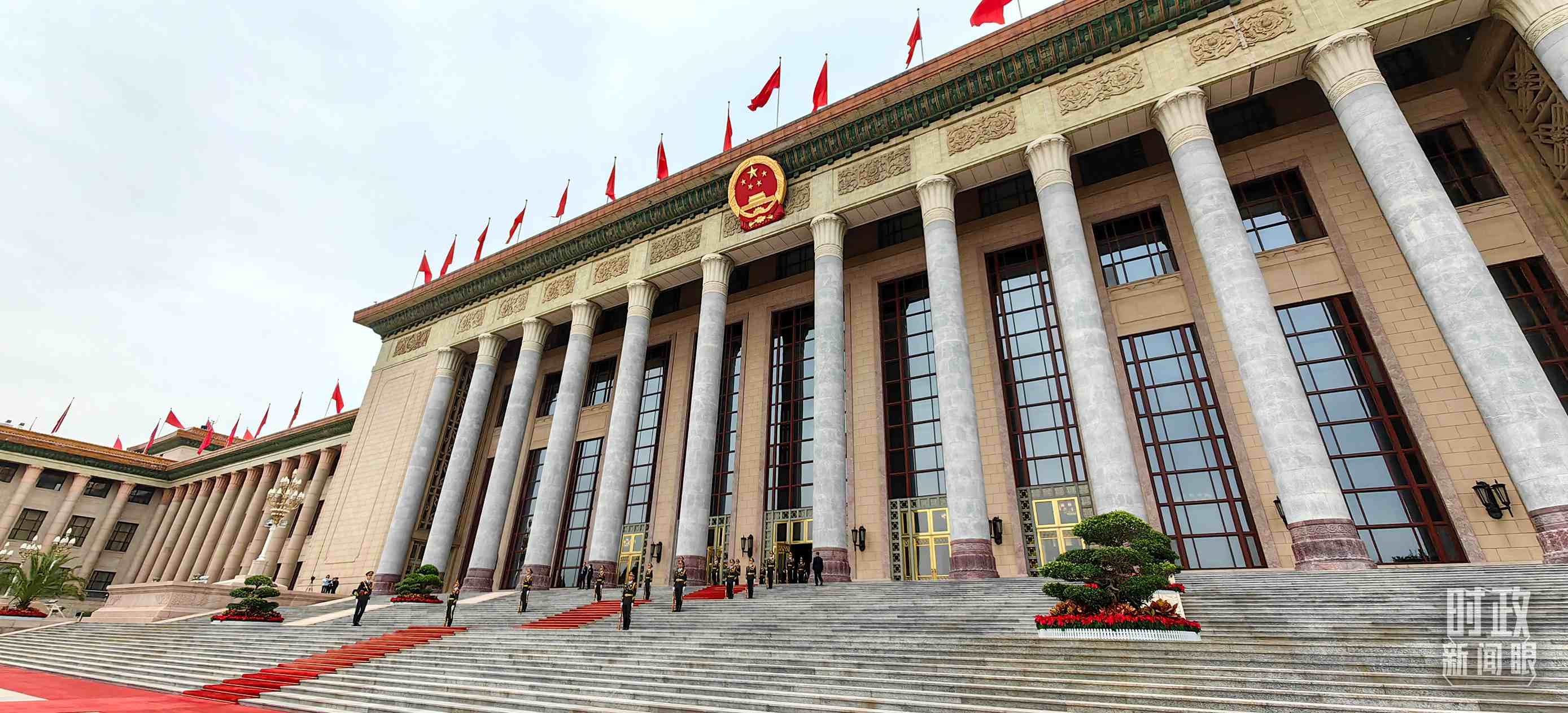 △人民大會(huì)堂東門(mén)外廣場(chǎng)。（總臺(tái)央視記者段德文拍攝）