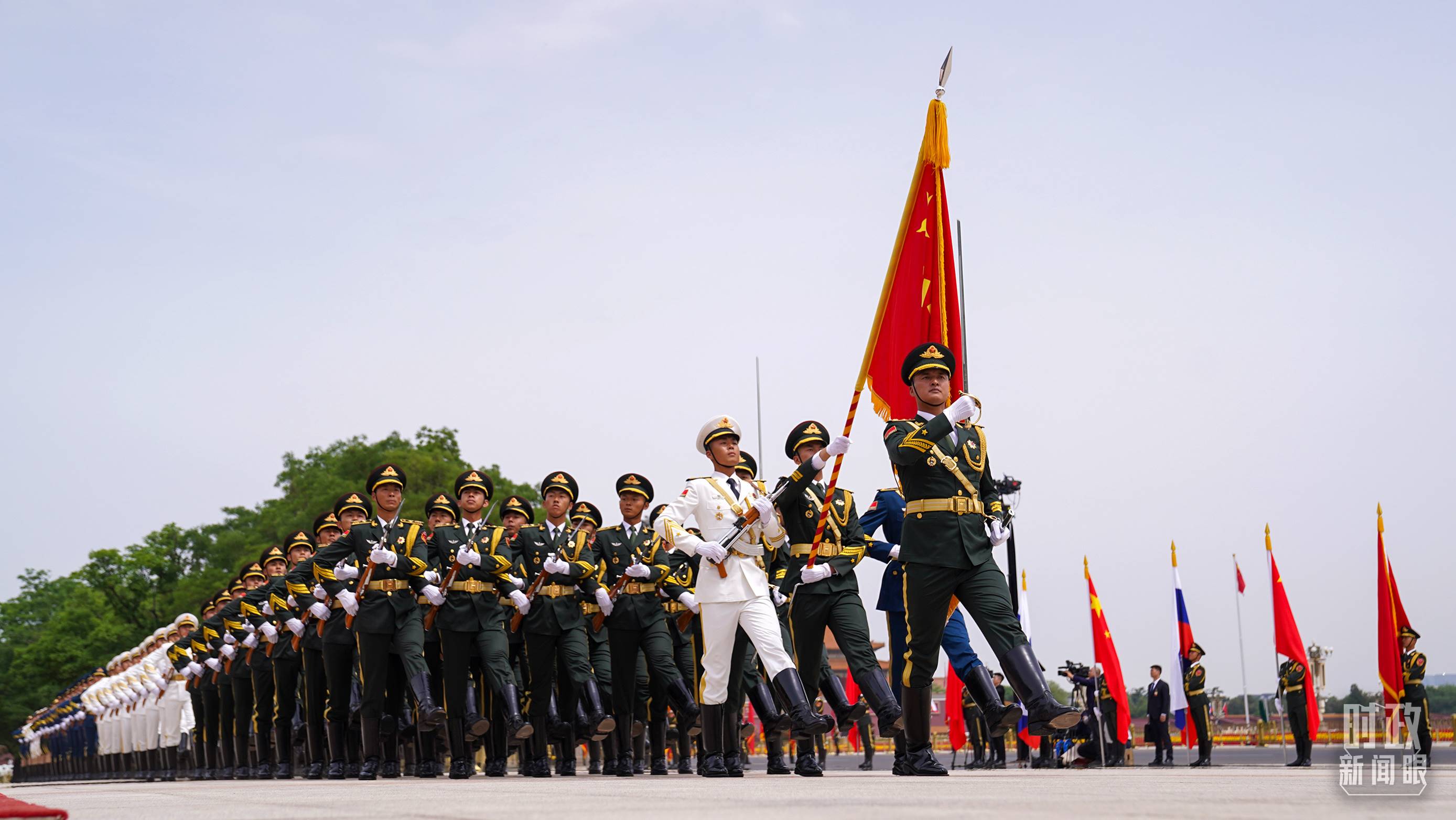 △歡迎儀式現(xiàn)場(chǎng)的中國(guó)人民解放軍儀仗隊(duì)。（總臺(tái)國(guó)廣記者李晉拍攝）