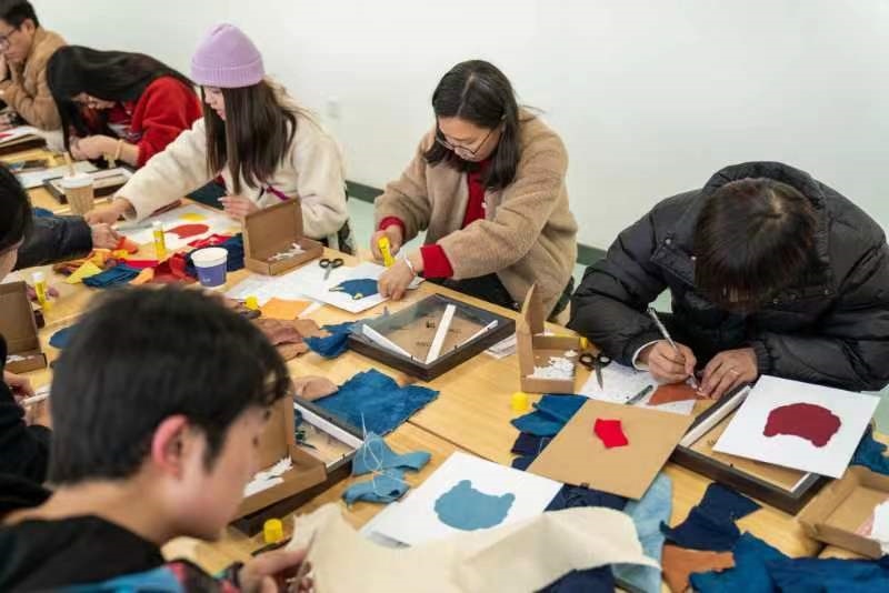 2024年2月，群眾在貴州省民族博物館老師帶領(lǐng)下開展拼布、拓印等非遺手工體驗活動。受訪者供圖