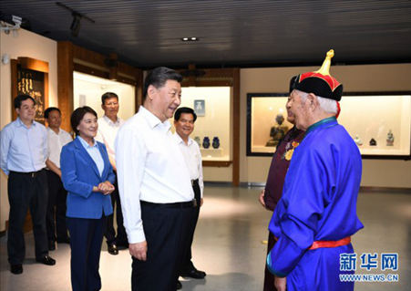 2019年7月15日，習(xí)近平總書記在赤峰博物館同古典民族史詩(shī)《格薩（斯）爾》非物質(zhì)文化遺產(chǎn)傳承人親切交談。