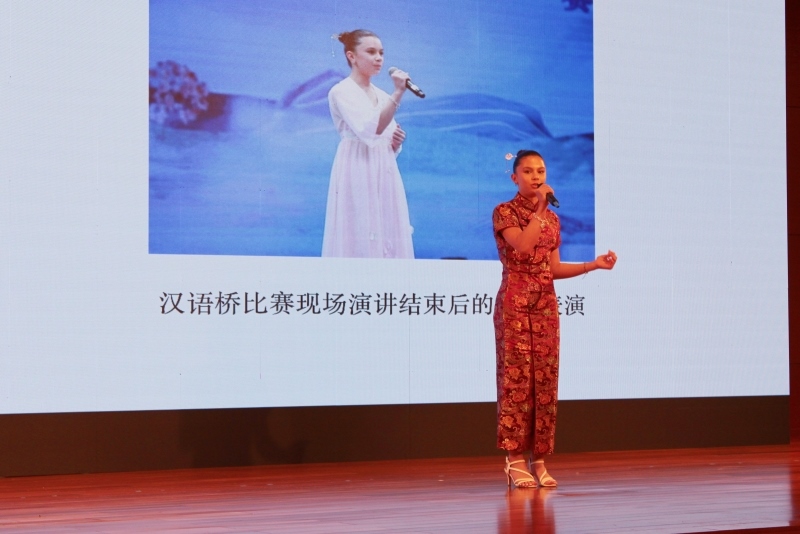 4、美國的中文愛好者譚木蘭在現(xiàn)場演唱歌曲《揮著翅膀的女孩》。 伊莎貝爾·羅德里格斯攝