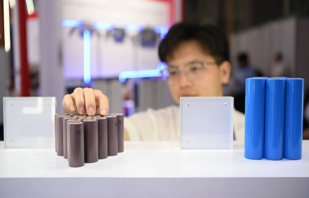 這是一家企業(yè)在第135屆廣交會(huì)上展出的鋰電池產(chǎn)品（2024年4月15日攝）。新華社記者 鄧華 攝