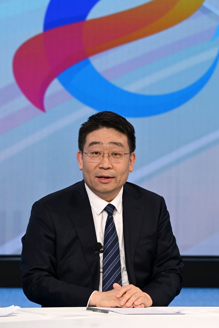 國(guó)家發(fā)展改革委產(chǎn)業(yè)司副司長(zhǎng)霍福鵬在“中國(guó)經(jīng)濟(jì)圓桌會(huì)”錄制現(xiàn)場(chǎng)交流發(fā)言。新華社記者 金良快 攝