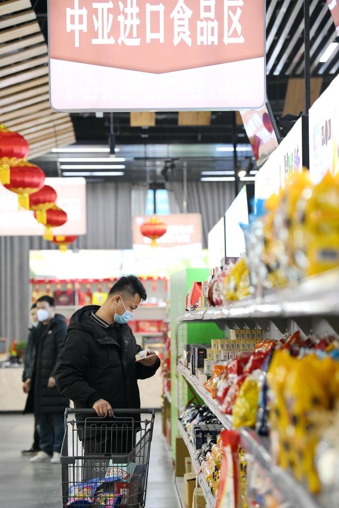 在位于西安浐灞國際港的愛菊健康生活體驗館，消費者挑選中亞進(jìn)口食品。新華社記者李一博 攝