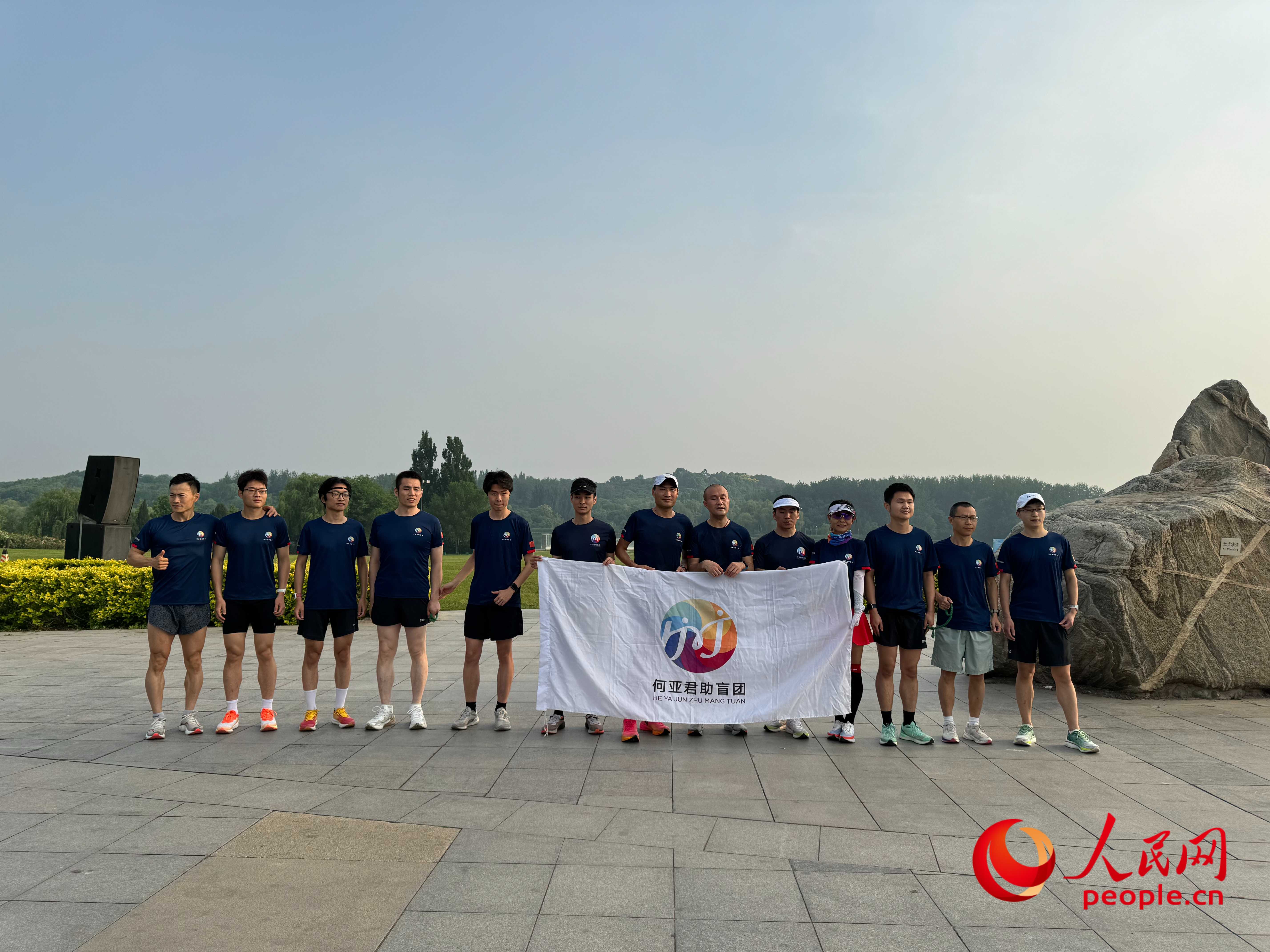 何亞君助盲團的部分成員合影。人民網(wǎng) 周靜圓攝