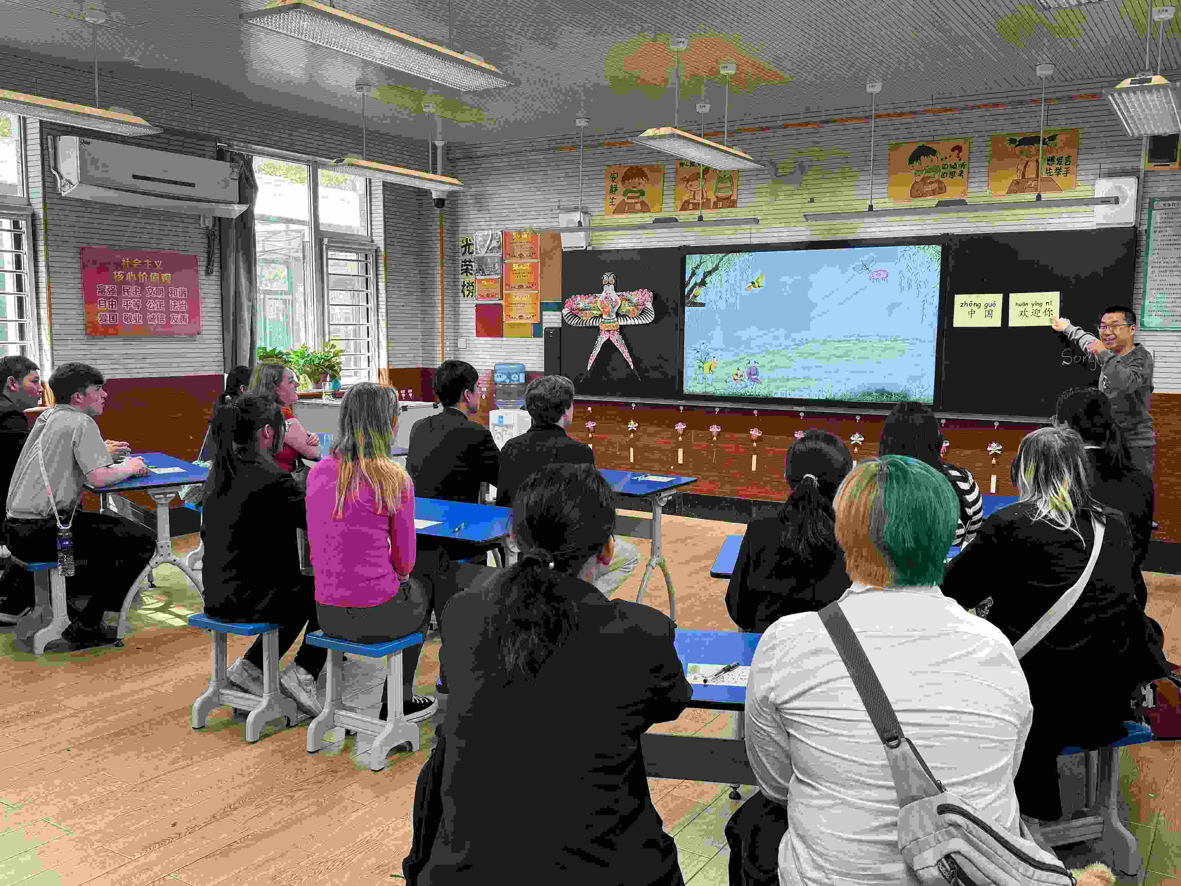2024年4月20日，美國(guó)艾奧瓦州馬斯卡廷高中“友誼傳承”研學(xué)團(tuán)來(lái)到石家莊外國(guó)語(yǔ)學(xué)校，中美學(xué)生同上一節(jié)中文課。