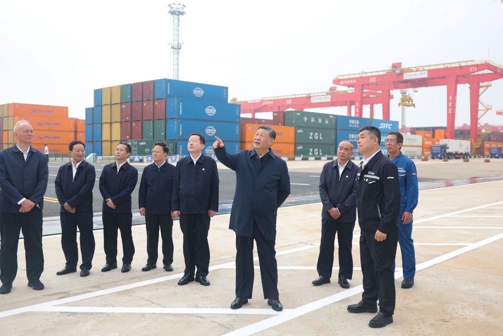 5月22日下午，習(xí)近平總書記在山東省日照市考察調(diào)研。他來到日照港，了解當(dāng)?shù)赝七M(jìn)港口智慧化綠色化建設(shè)、擴(kuò)大對外開放等情況。