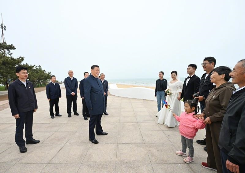 5月22日，在山東日照考察調(diào)研的習(xí)近平總書(shū)記來(lái)到陽(yáng)光海岸綠道，同市民游客親切交流。