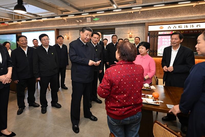 4月22日，在重慶考察的習(xí)近平總書(shū)記來(lái)到九龍坡區(qū)謝家灣街道民主村社區(qū)，察看小區(qū)改造和便民服務(wù)情況。