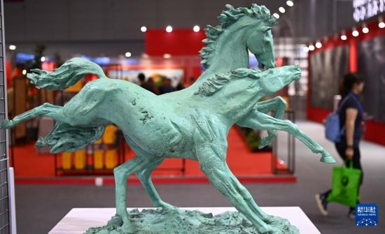 5月24日在第二十屆中國（深圳）國際文化產(chǎn)業(yè)博覽交易會(huì)俄羅斯美術(shù)協(xié)會(huì)展臺拍攝的馬雕塑作品。新華社記者 鄧華 攝