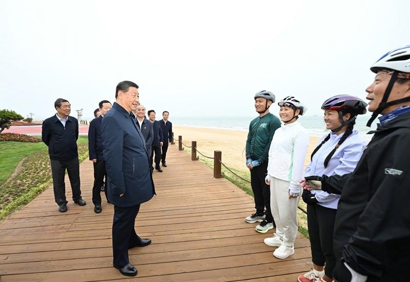 5月22日，在山東日照考察調(diào)研的習(xí)近平總書(shū)記來(lái)到陽(yáng)光海岸綠道，和騎行愛(ài)好者親切交流。