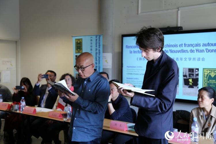 法國學(xué)子與作家韓東共讀小說選段。人民網(wǎng)記者 于超凡攝