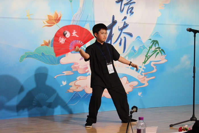 參賽選手在比賽中進行中華才藝展示。