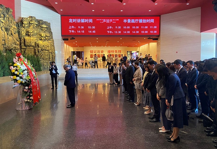 創(chuàng)價(jià)學(xué)會(huì)會(huì)長原田稔及青年代表團(tuán)向中國人民抗日戰(zhàn)爭紀(jì)念館敬獻(xiàn)花籃。中國人民抗日戰(zhàn)爭紀(jì)念館供圖