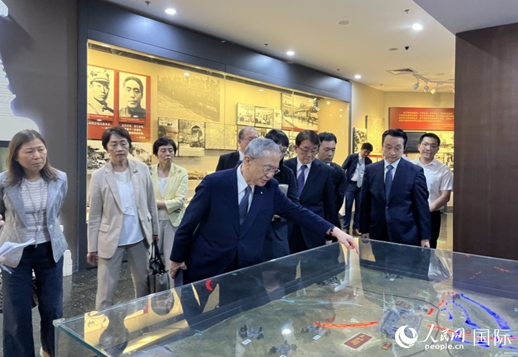 創(chuàng)價(jià)學(xué)會(huì)會(huì)長原田稔（中）與青年代表團(tuán)成員訪問中國人民抗日戰(zhàn)爭紀(jì)念館。人民網(wǎng)記者 陳思攝