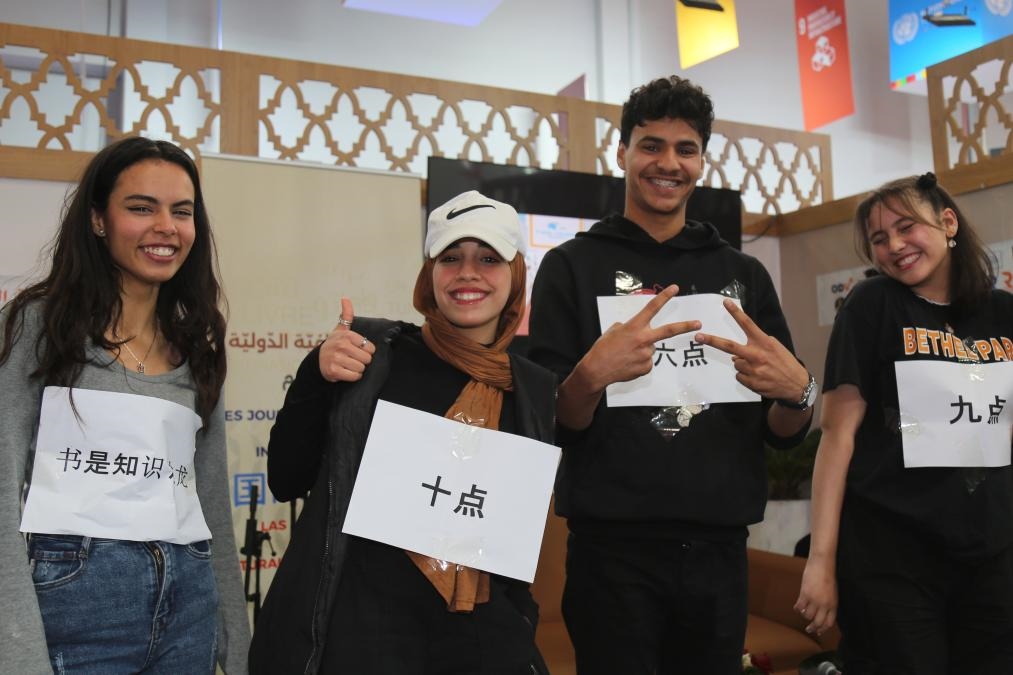 2024年4月24日，突尼斯高中生在首都突尼斯市舉辦的突尼斯國際書展上表演漢語節(jié)目。新華社發(fā)（阿代爾攝）