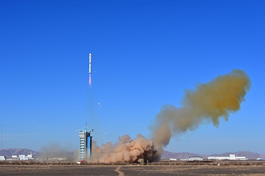 2023年12月4日，中國在酒泉衛(wèi)星發(fā)射中心使用長征二號丙運載火箭，成功將援埃及二號衛(wèi)星發(fā)射升空，衛(wèi)星順利進入預定軌道，發(fā)射任務獲得圓滿成功。新華社發(fā)（汪江波 攝）