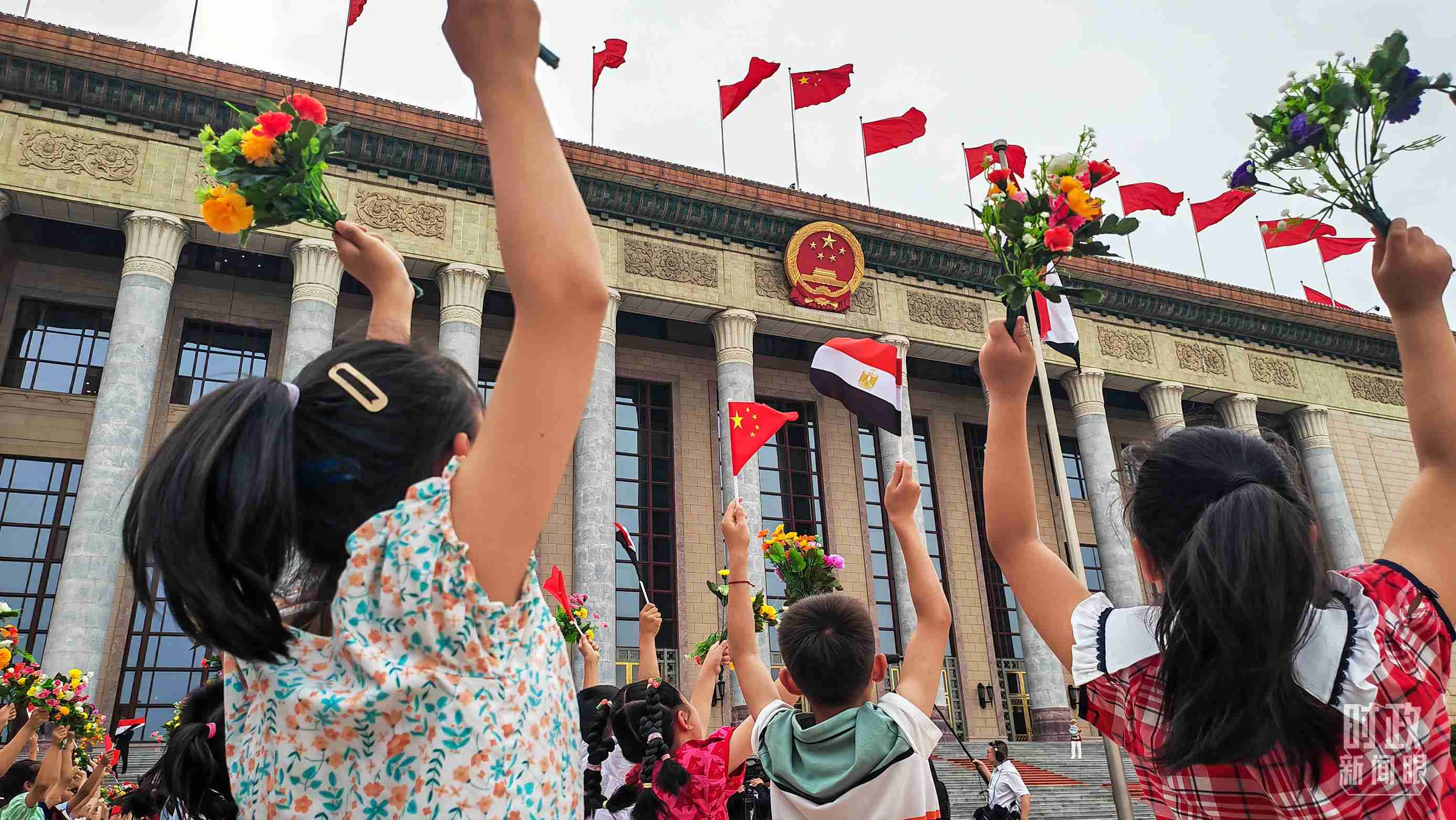 △5月29日下午，習(xí)近平主席舉行儀式歡迎埃及總統(tǒng)塞西訪(fǎng)華。圖為歡迎儀式現(xiàn)場(chǎng)的少年兒童。（總臺(tái)央視記者劉琦拍攝）