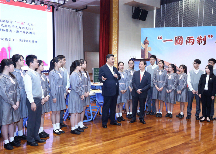 2019年12月19日，習近平總書記來到澳門濠江中學附屬英才學校，和師生親切交流。