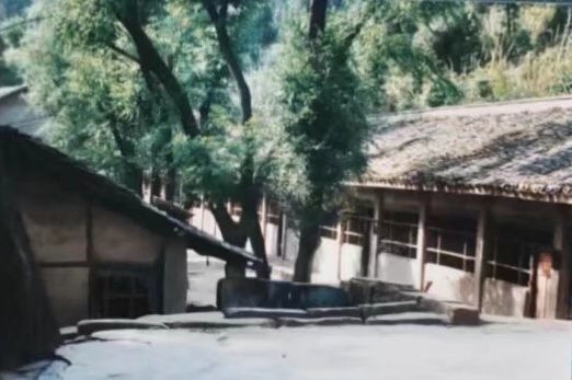 這是之江小學(xué)的前身——四川省南充市嘉陵區(qū)一所山區(qū)小學(xué)的校舍（資料照片翻拍）。
