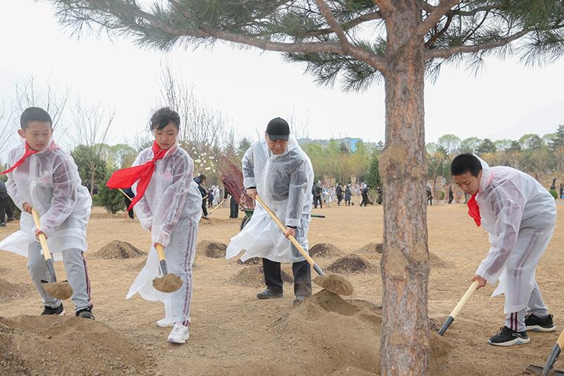 2023年4月4日，習近平總書記來到北京市朝陽區(qū)東壩中心公園參加首都義務(wù)植樹活動。這是總書記同孩子們一起植樹。