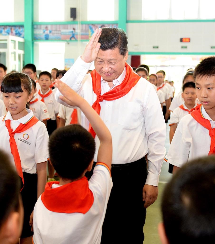 2014年5月30日，習(xí)近平總書記來到北京市海淀區(qū)民族小學(xué)，參加慶?！傲弧眹H兒童節(jié)活動(dòng)。新華社記者 李濤 攝