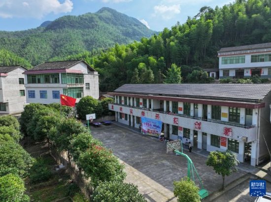 這是5月28日拍攝的湖南省衡陽市衡陽縣岣嶁鄉(xiāng)妙溪小學（無人機照片）。