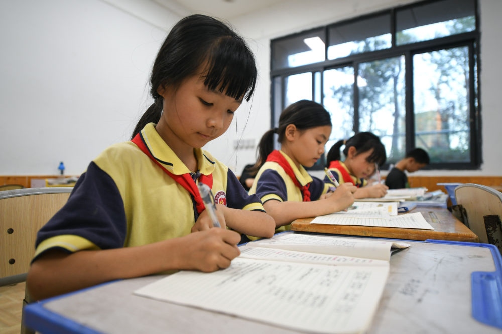 5月30日，學(xué)生在之江小學(xué)“留守兒童之家”寫作業(yè)。