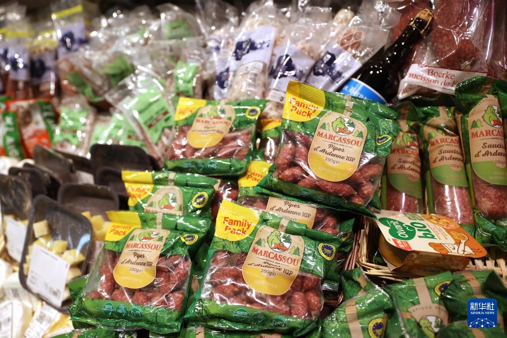 這是5月31日在比利時(shí)布魯塞爾一家超市拍攝的各類(lèi)食品。新華社記者 趙丁喆 攝
