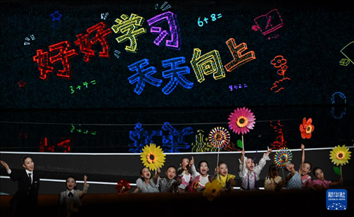 6月1日，演員在“我和祖國一起成長”主題演出活動中表演。新華社記者 金良快 攝