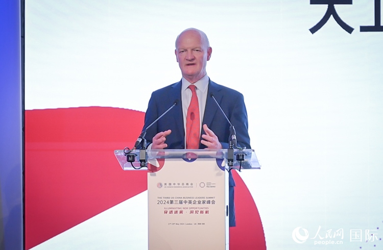 英國(guó)前負(fù)責(zé)大學(xué)與科研事務(wù)的國(guó)務(wù)大臣、英國(guó)皇家學(xué)會(huì)院士大衛(wèi)·威利茨致辭。人民網(wǎng) 郭錦標(biāo)攝