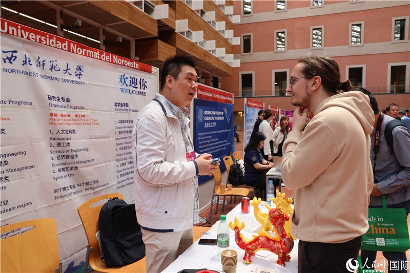 西班牙應(yīng)屆畢業(yè)生在展臺(tái)前咨詢。人民網(wǎng)記者 顏歡攝